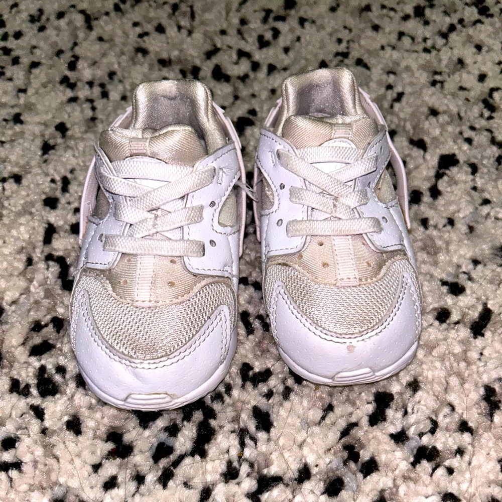 White Nike Huarache Run size 6c